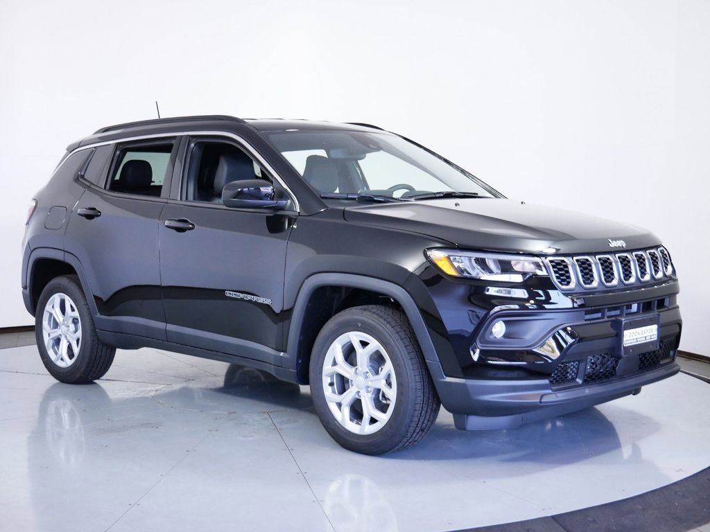 Used 2024 Jeep Compass Latitude image 2