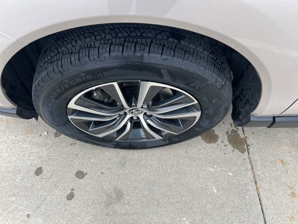 Used 2024 Toyota Venza LE image 32