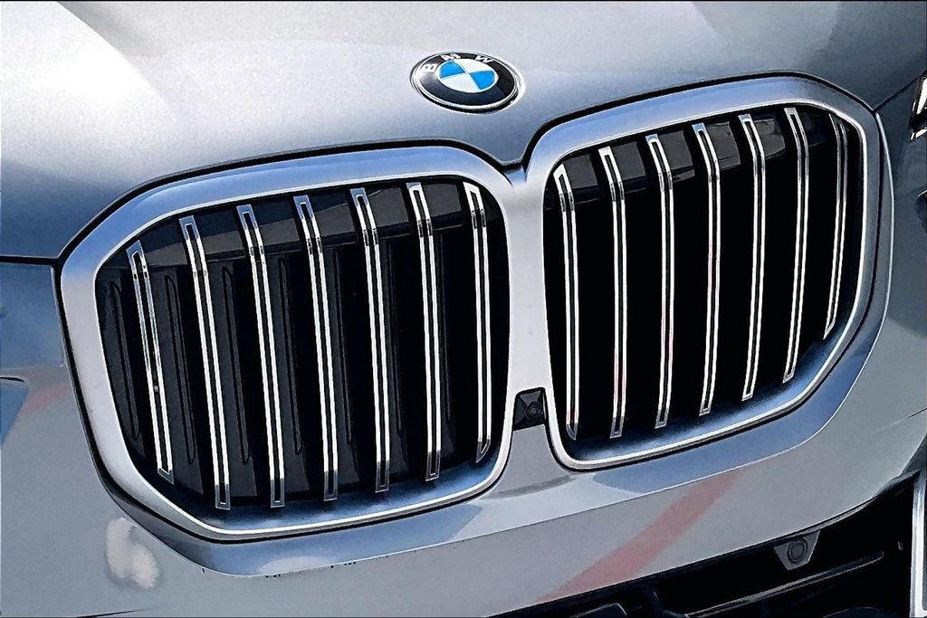 Used 2024 BMW X7 xDrive40i w/ Parking Assistance Package AWD/4WD image 31