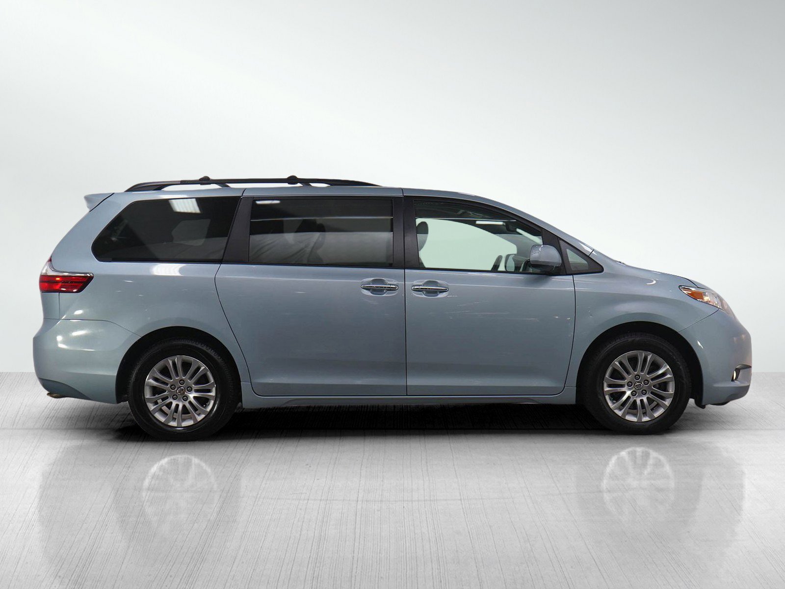 Used 2015 Toyota Sienna XLE image 6