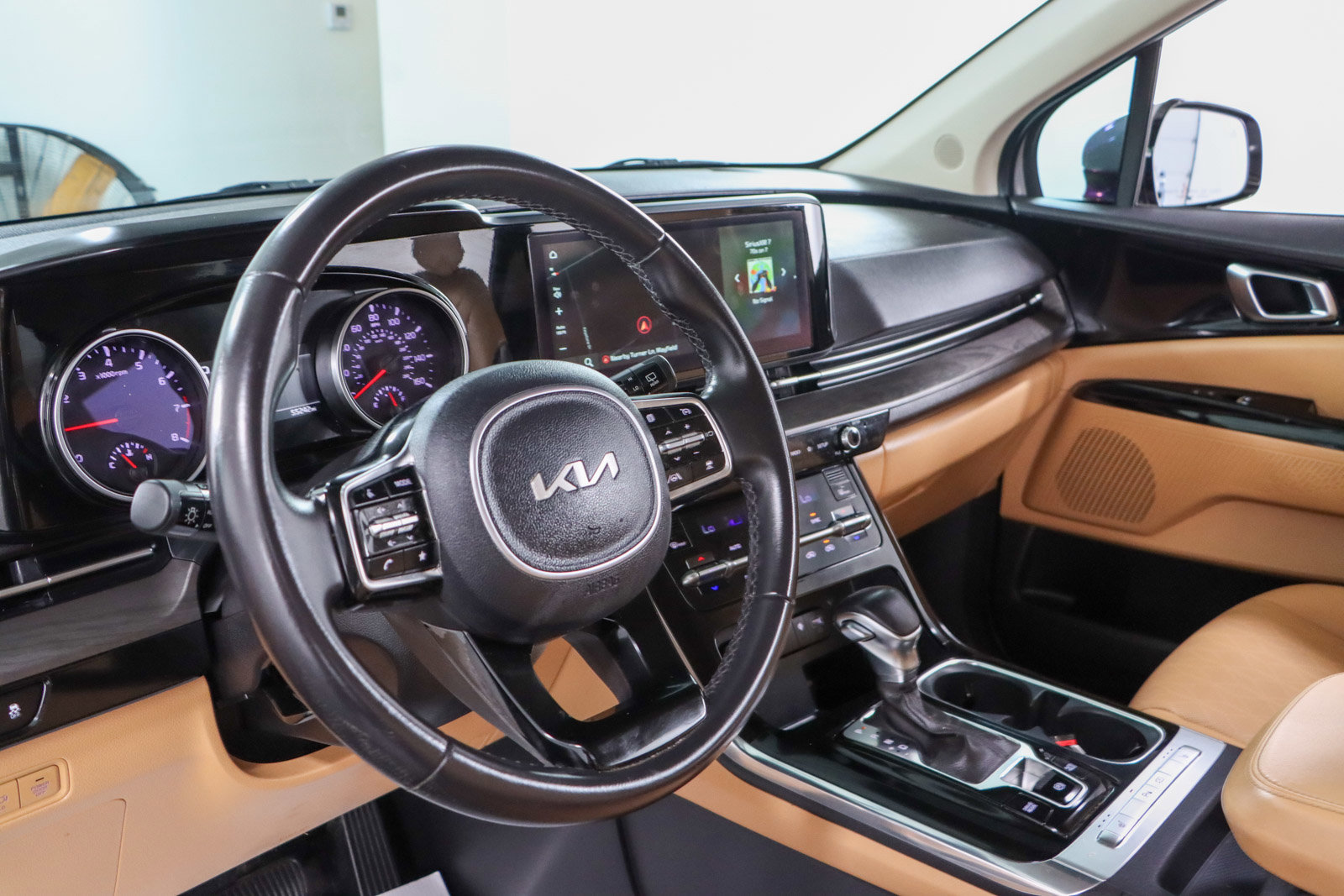 Used 2024 Kia Carnival EX image 22