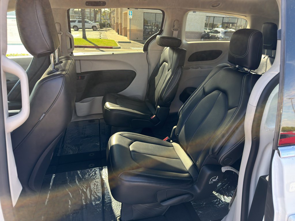Used 2023 Chrysler Pacifica Touring-L image 9