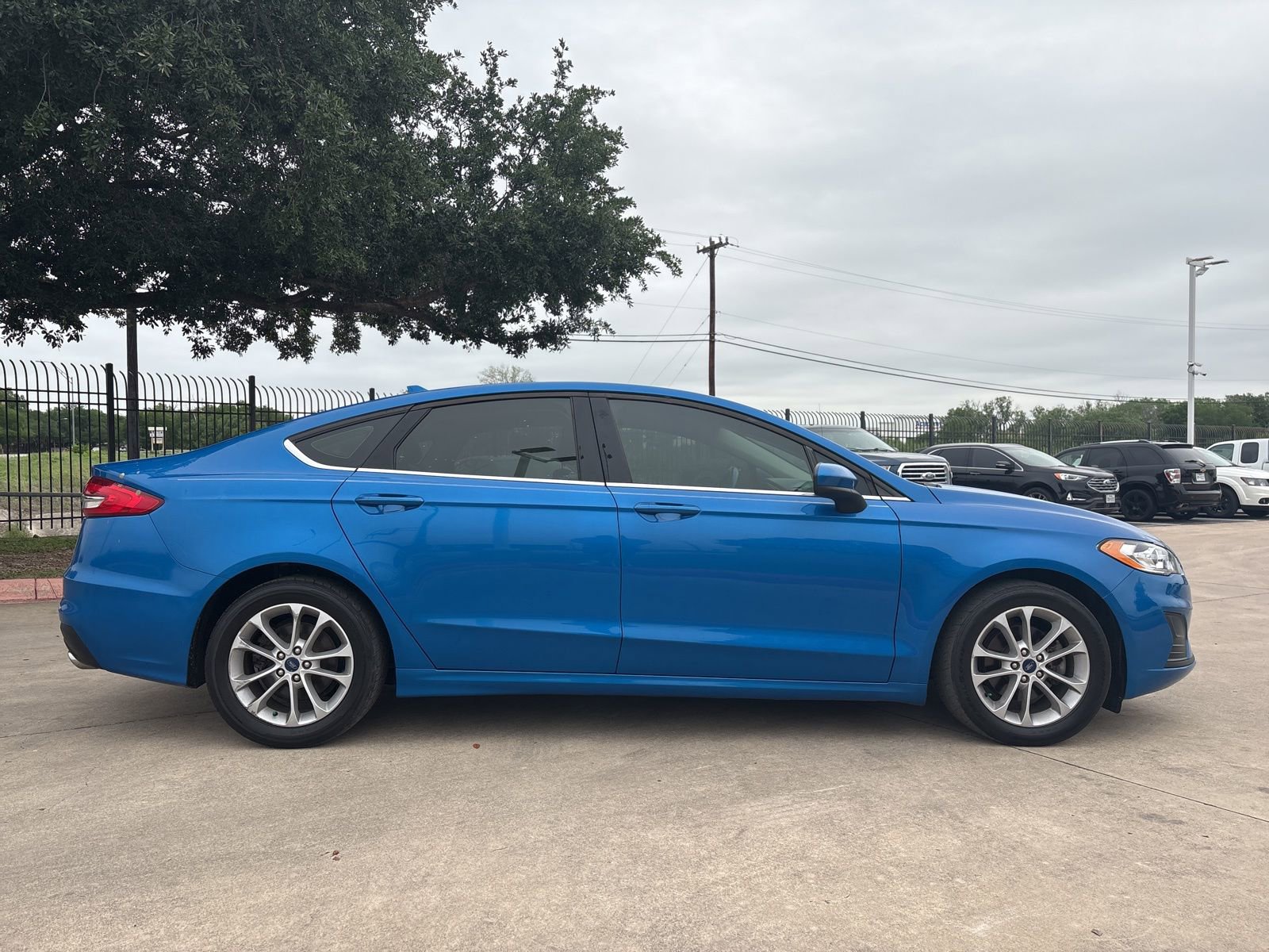 Used 2020 Ford Fusion SE FWD image 2