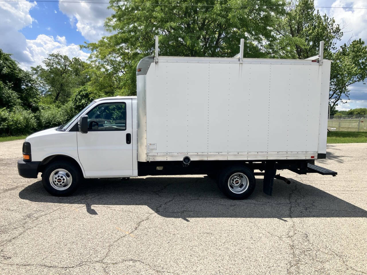 Used 2015 GMC Savana 3500 RWD image 2