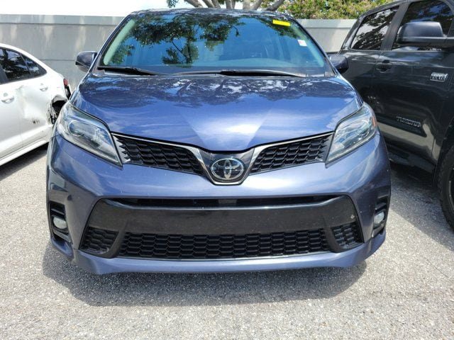 Used 2019 Toyota Sienna SE w/ SE Preferred Package FWD image 2