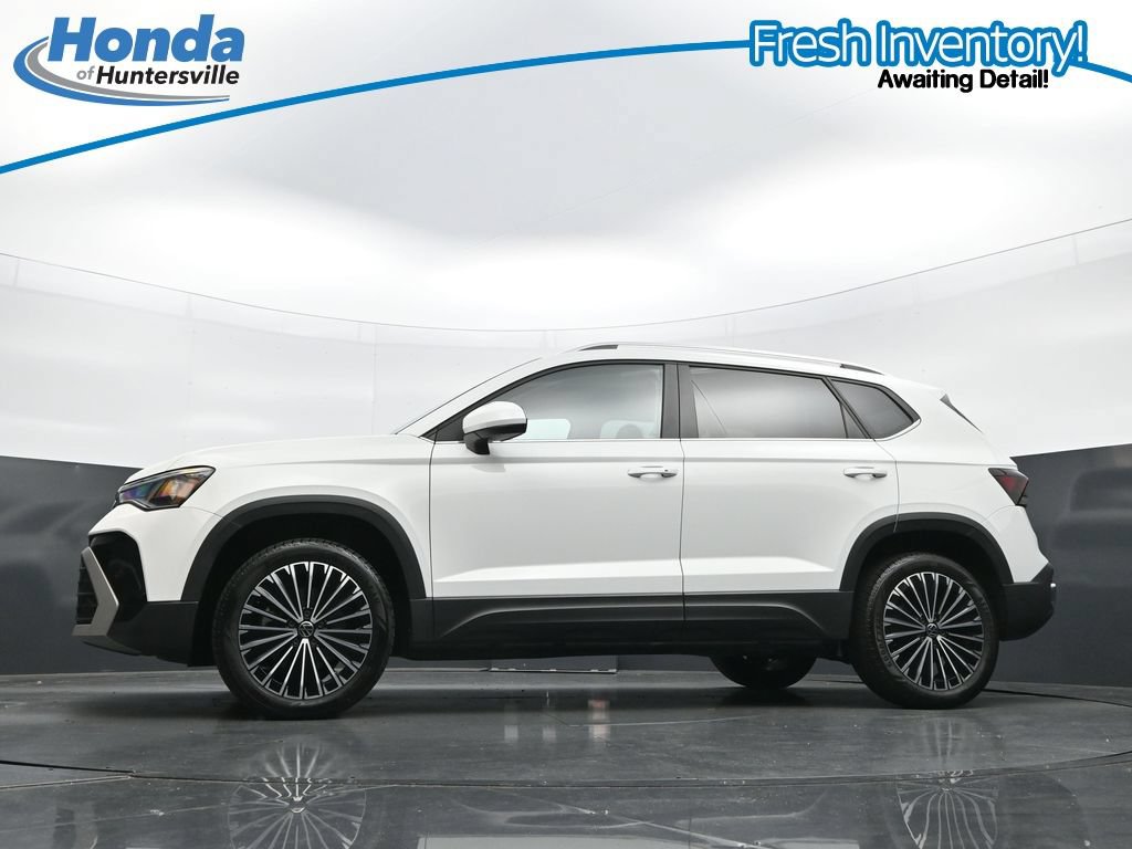 Used 2025 Volkswagen Taos SE w/ Panoramic Sunroof Package FWD image 31