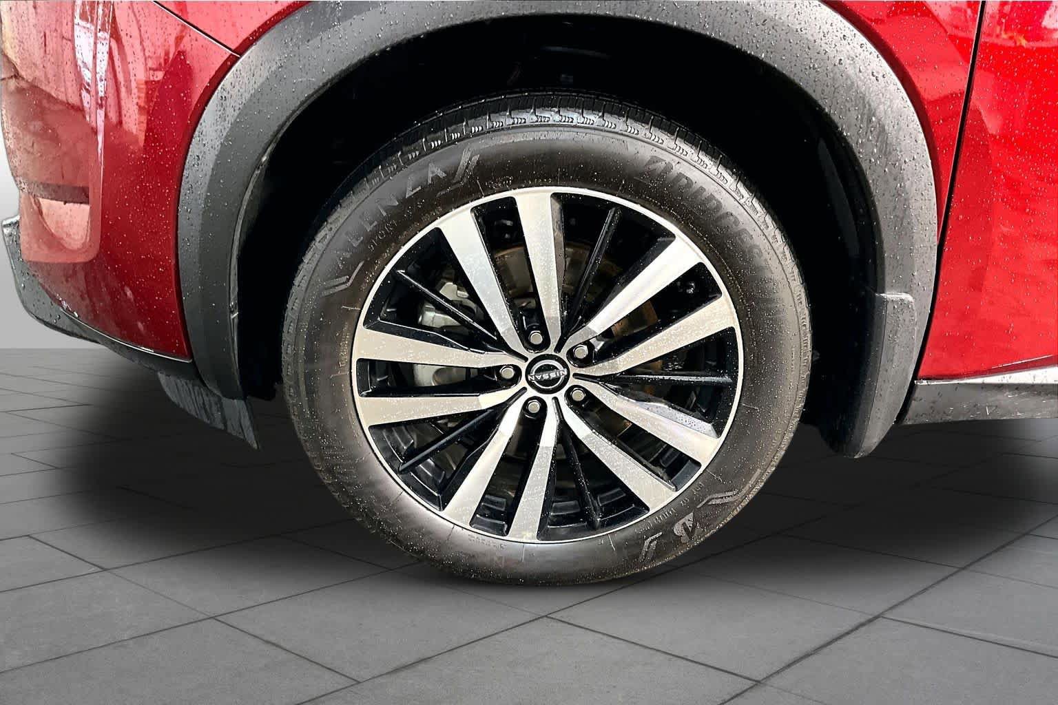 Used 2025 Nissan Pathfinder Platinum FWD image 11