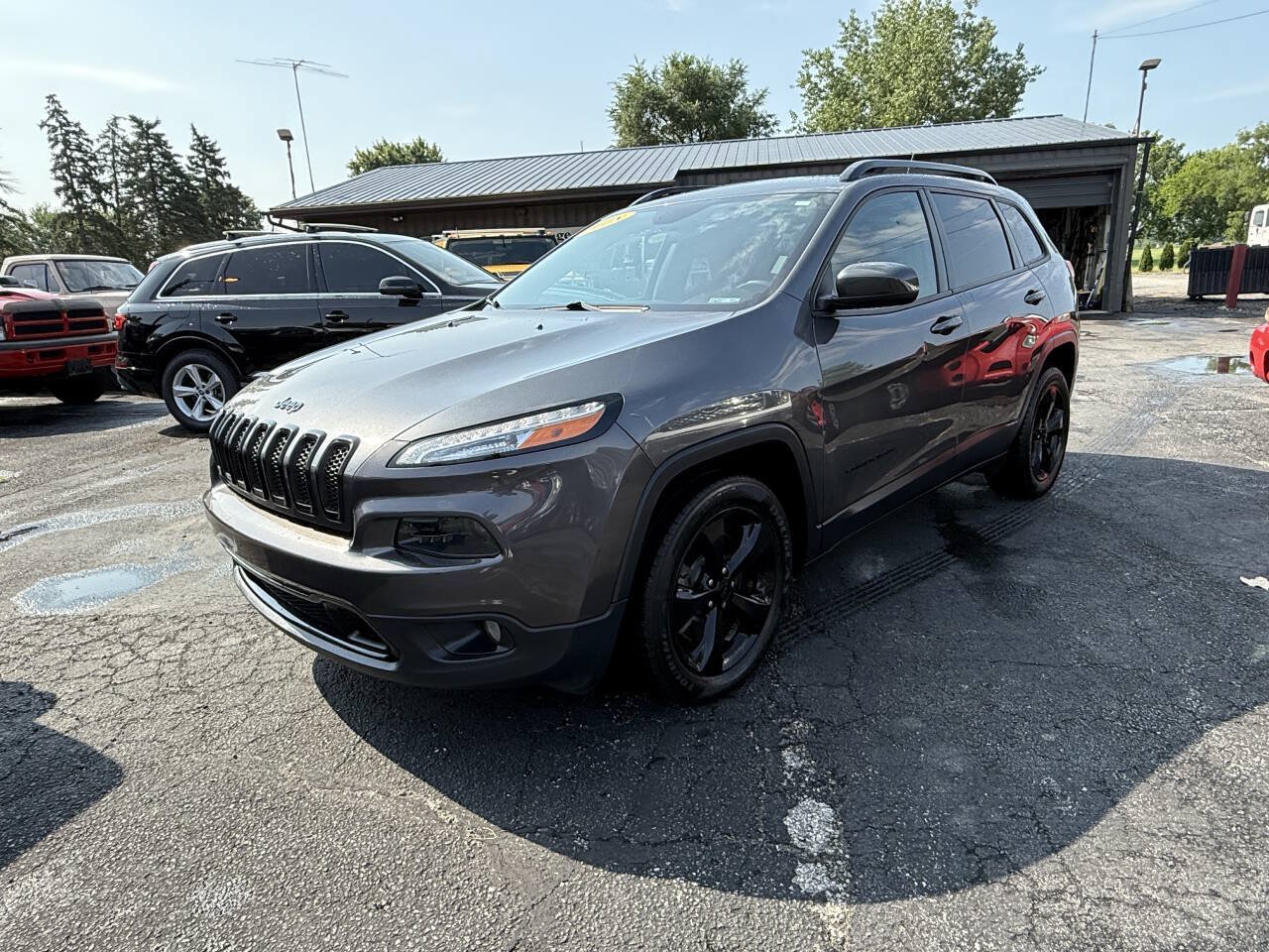 Used 2018 Jeep Cherokee Latitude w/ Altitude Package FWD image 1