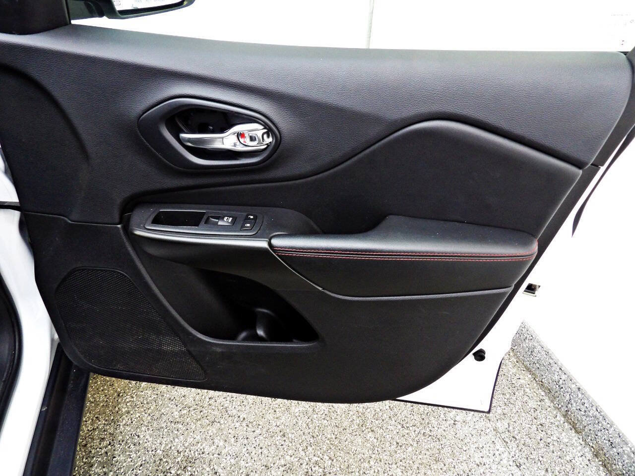 Used 2019 Jeep Cherokee Trailhawk AWD/4WD image 11