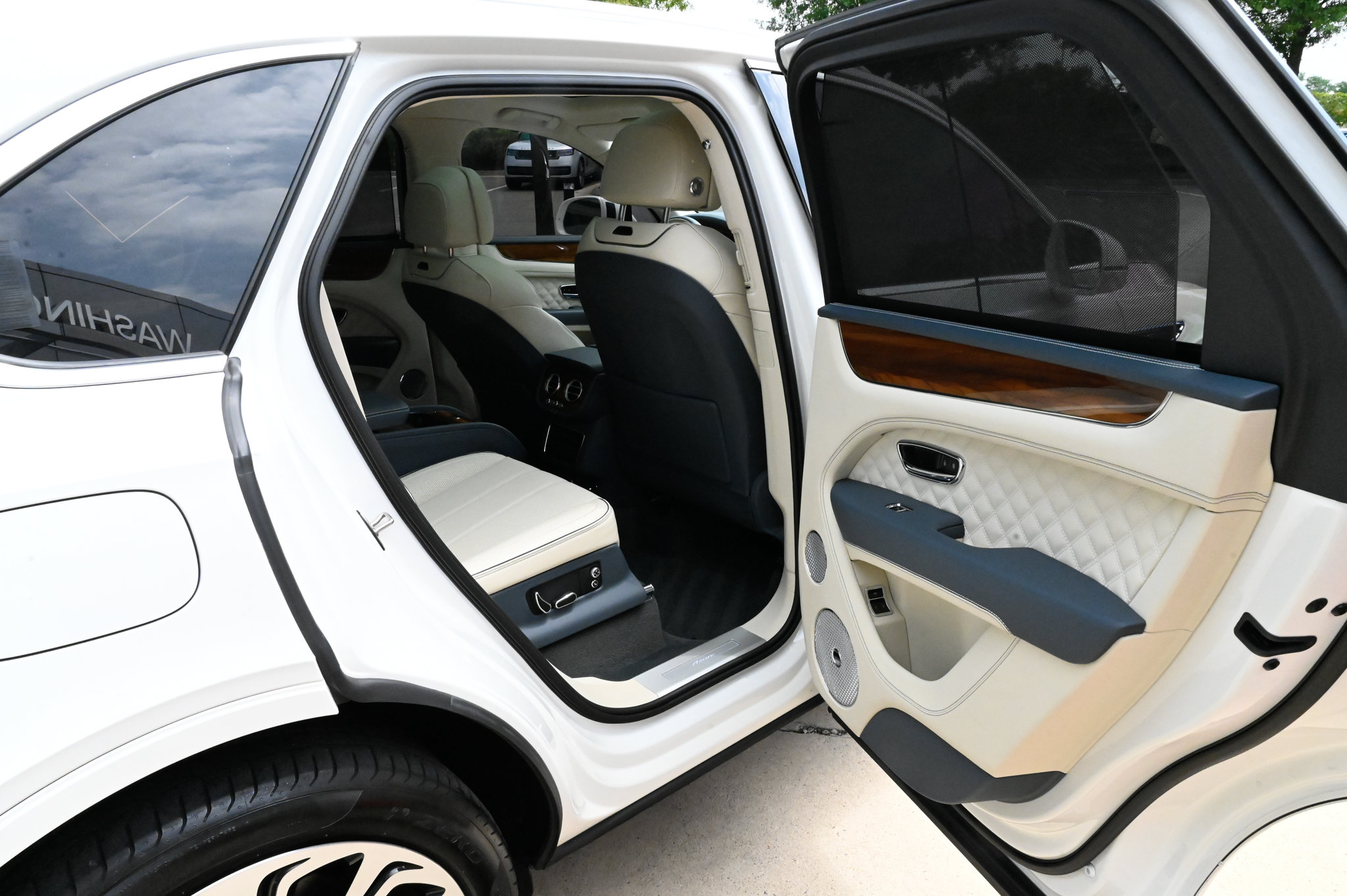 Used 2023 Bentley Bentayga AWD/4WD image 52