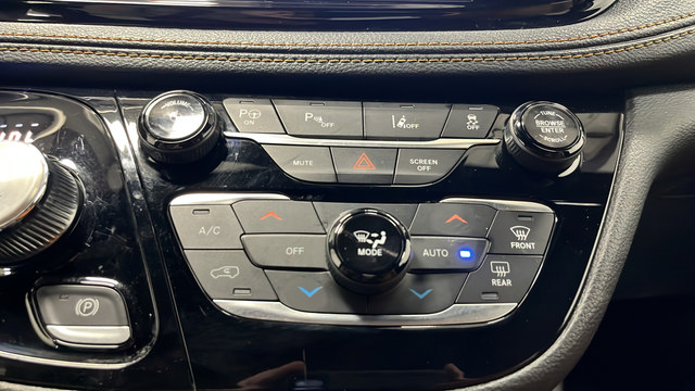 Used 2023 Chrysler Pacifica Pinnacle FWD image 19