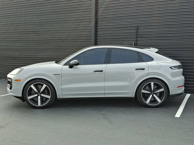 Certified 2025 Porsche Cayenne Turbo AWD/4WD image 2
