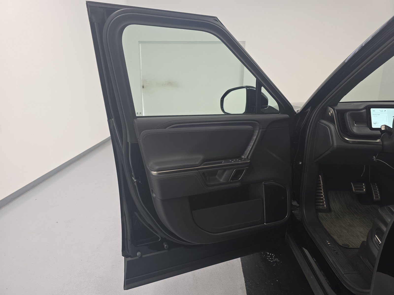 Used 2024 Rivian R1S Adventure AWD/4WD image 16