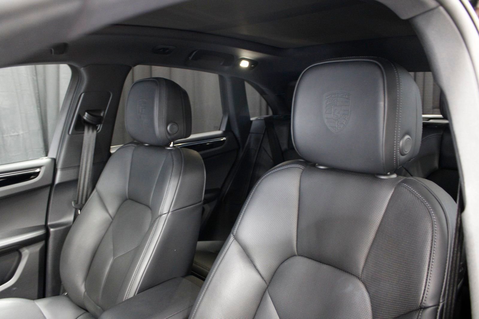 Certified 2025 Porsche Macan image 5