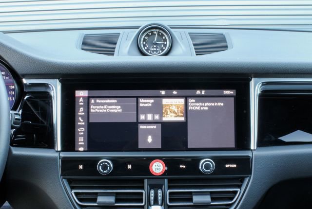 Certified 2025 Porsche Macan image 28