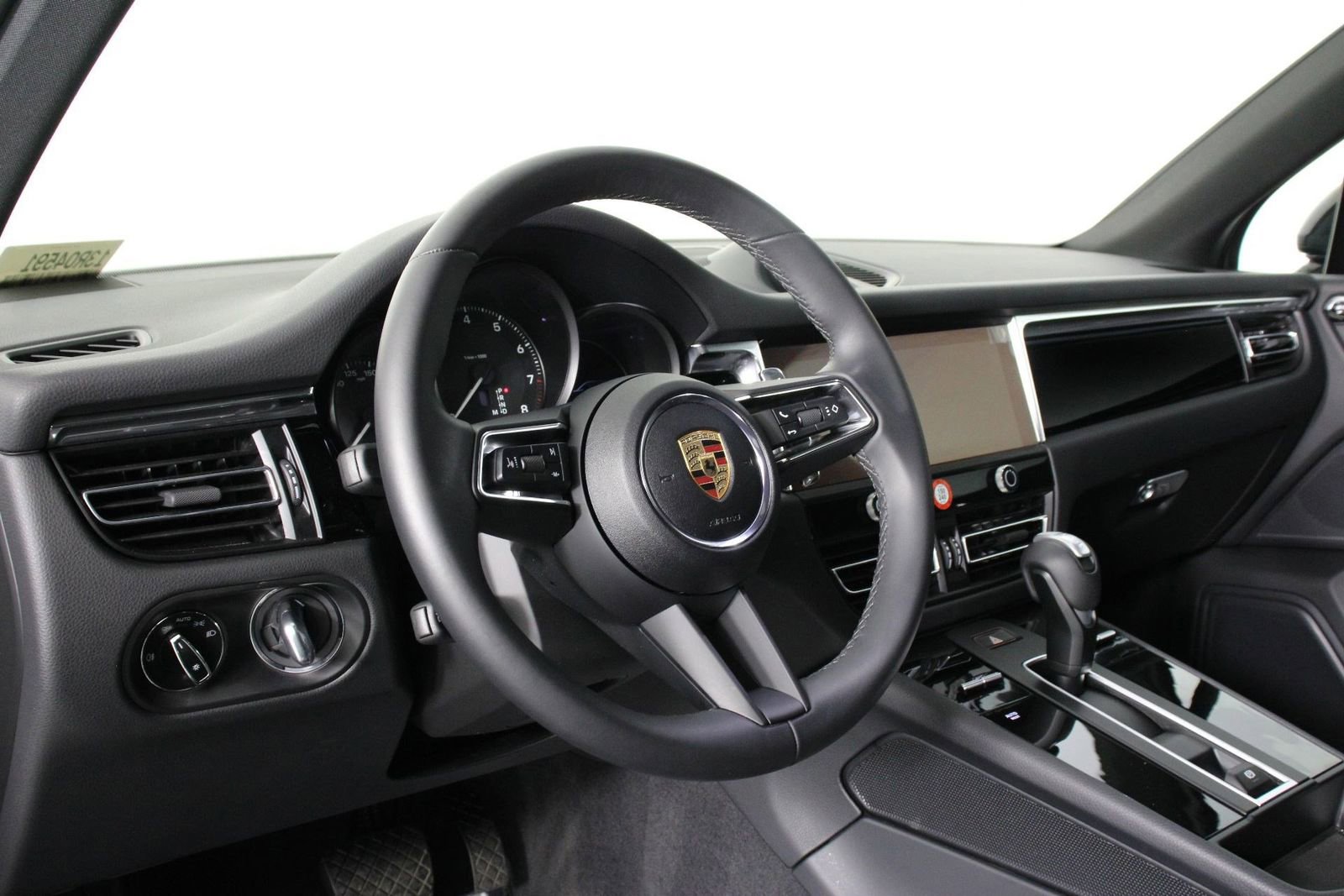 Certified 2025 Porsche Macan image 4
