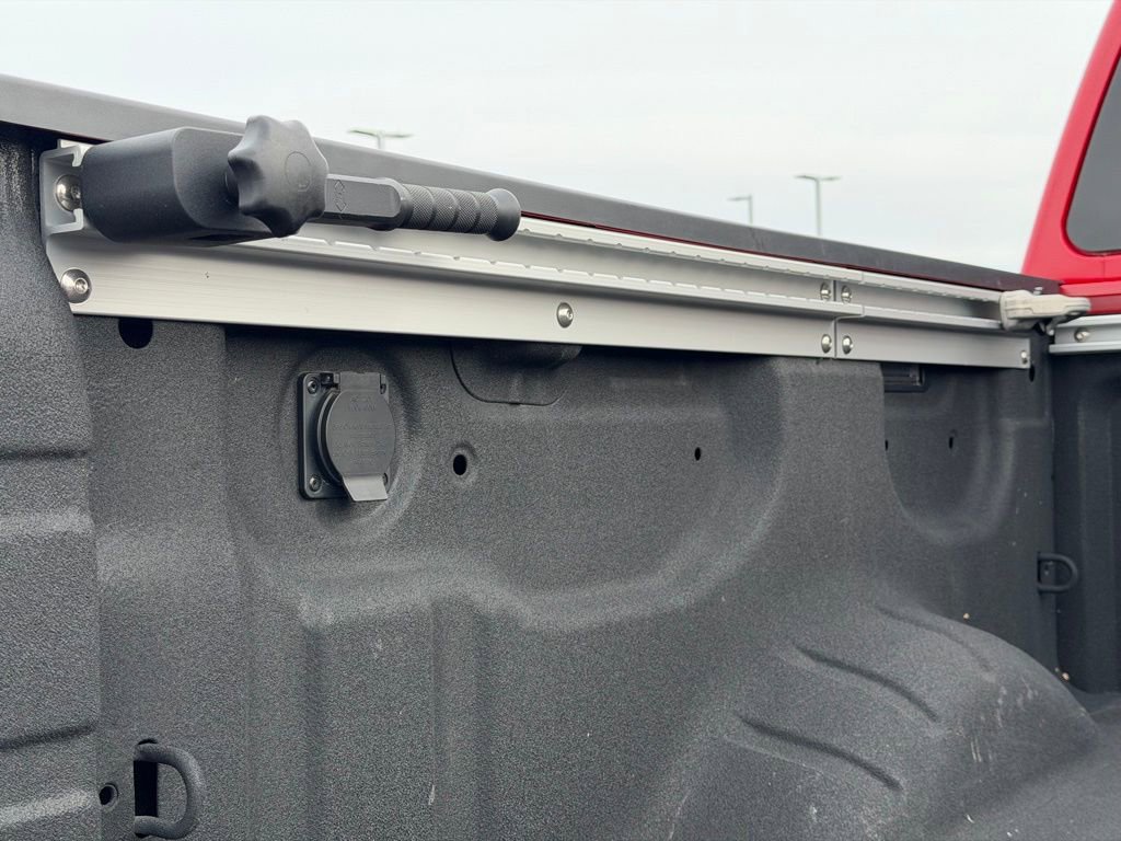 Used 2024 Nissan Titan SV w/ SV Convenience Package image 45