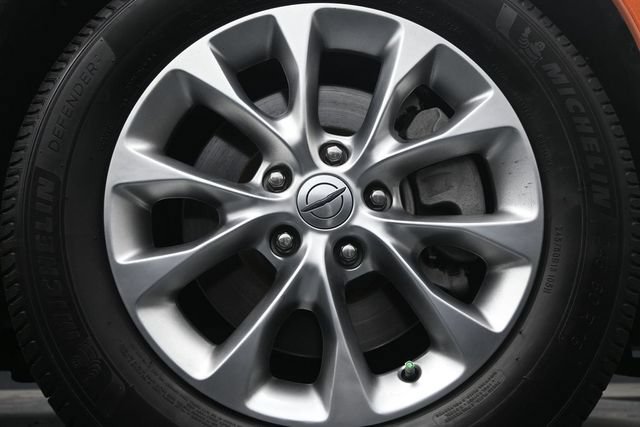 Used 2023 Chrysler Pacifica Touring-L AWD/4WD image 9