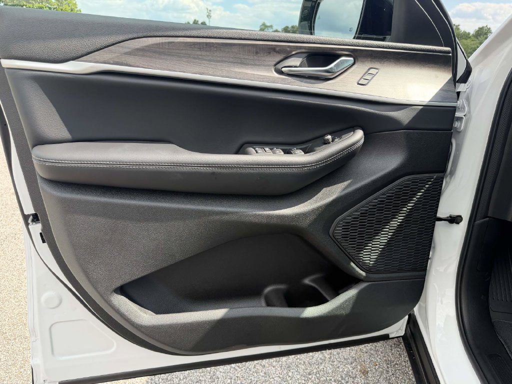 New 2026 Jeep Grand Cherokee Limited AWD/4WD image 13