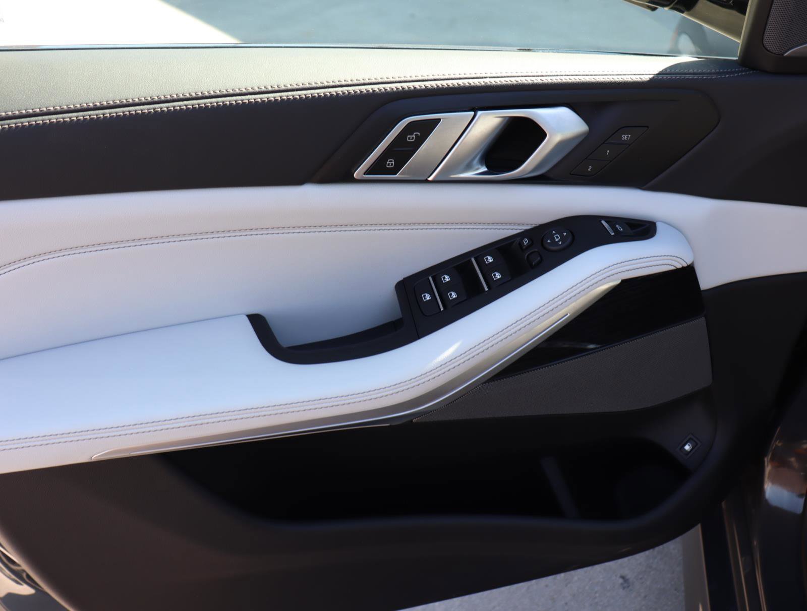 Used 2025 BMW X5 xDrive50e w/ M Sport Package image 15