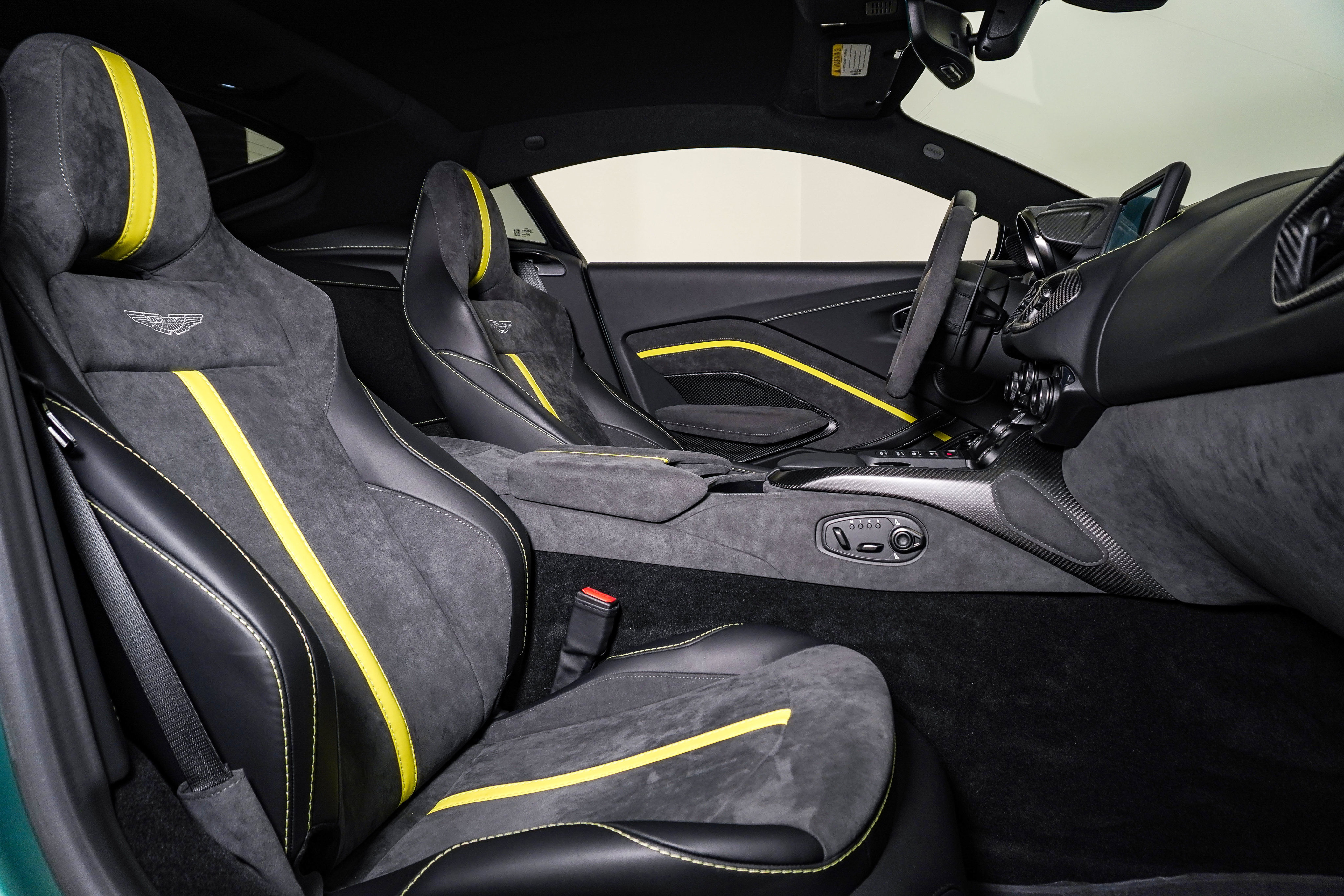 Used 2023 Aston Martin V8 Vantage Coupe RWD image 20