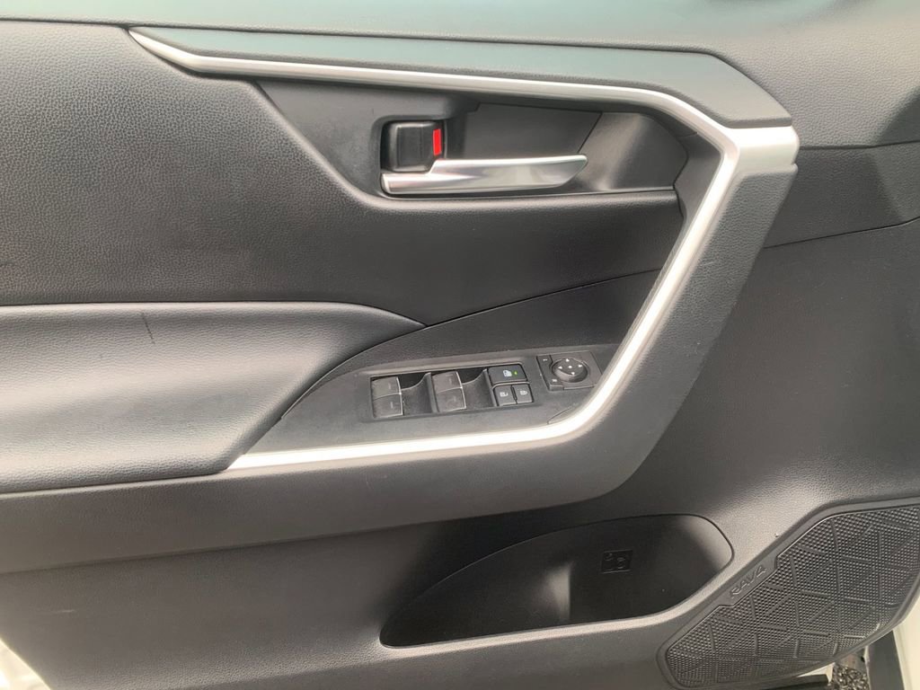 Used 2022 Toyota RAV4 XLE image 11
