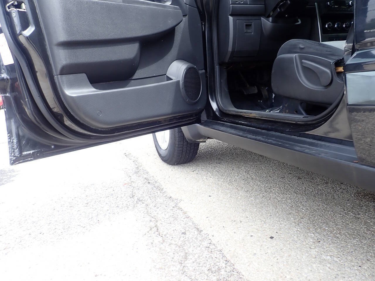 Used 2010 Jeep Liberty Sport w/ Popular Equipment Group AWD/4WD image 11