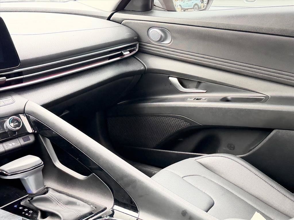 Used 2023 Hyundai Elantra Limited FWD image 18