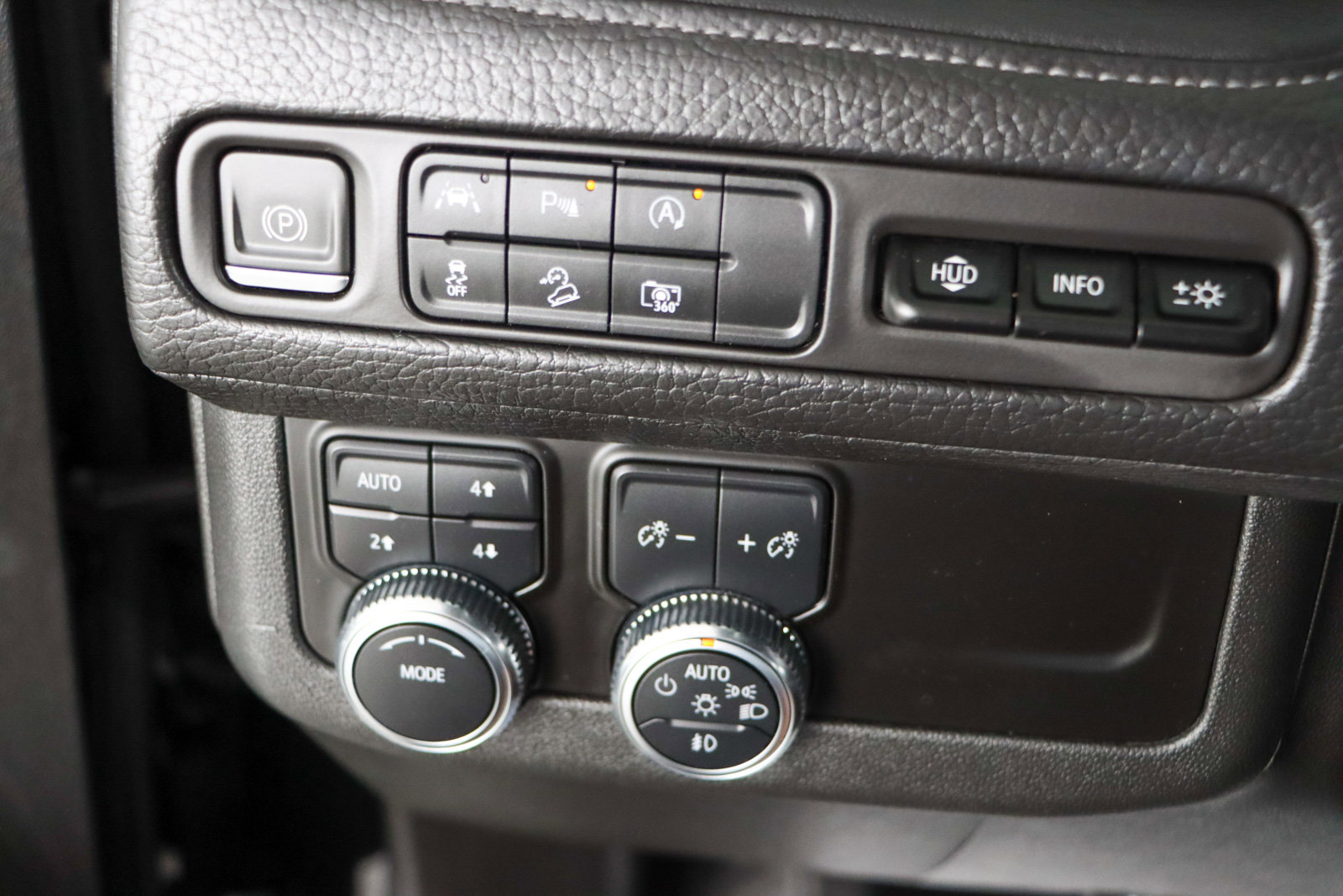Used 2023 GMC Yukon XL Denali AWD/4WD image 23