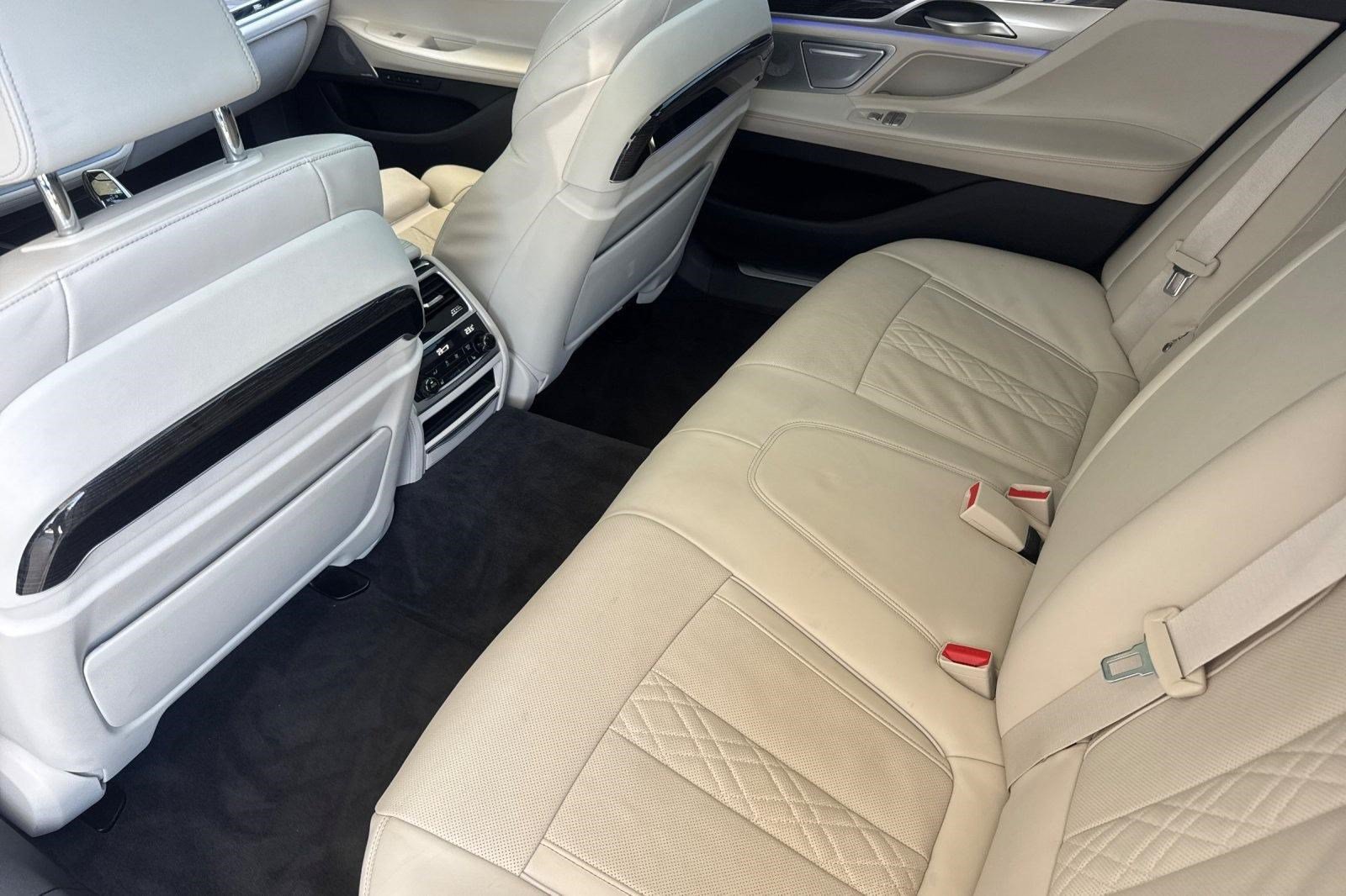 Certified 2022 BMW 750i xDrive w/ Executive Package AWD/4WD image 27