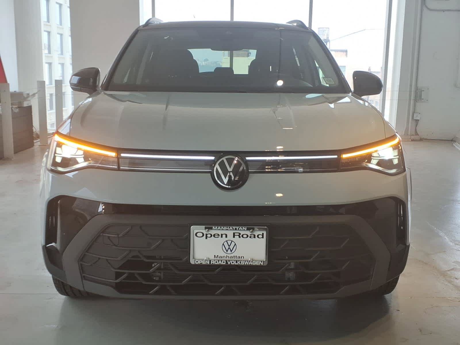 Used 2026 Volkswagen Taos SE AWD/4WD image 2