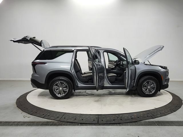 Used 2025 Chevrolet Traverse LT FWD image 16