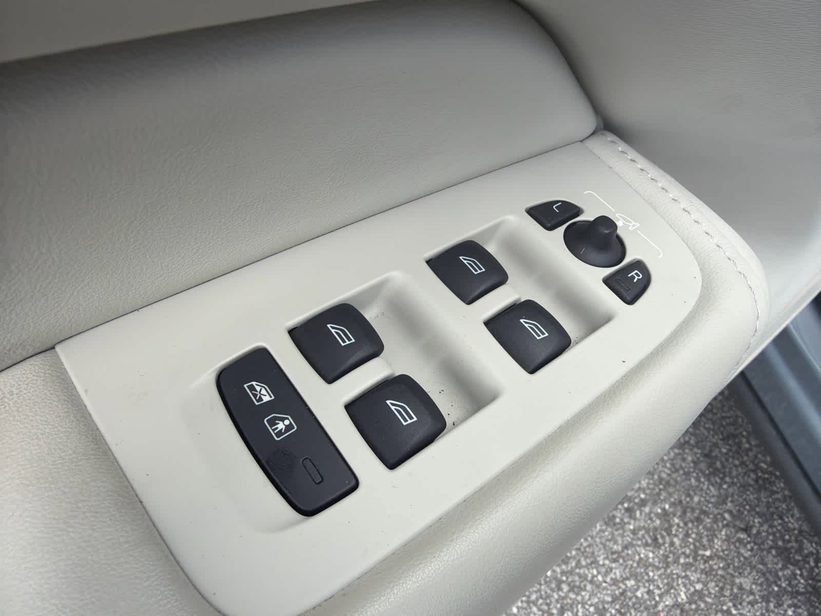 Used 2024 Volvo XC60 B5 Plus w/ Protection Package Premier image 25