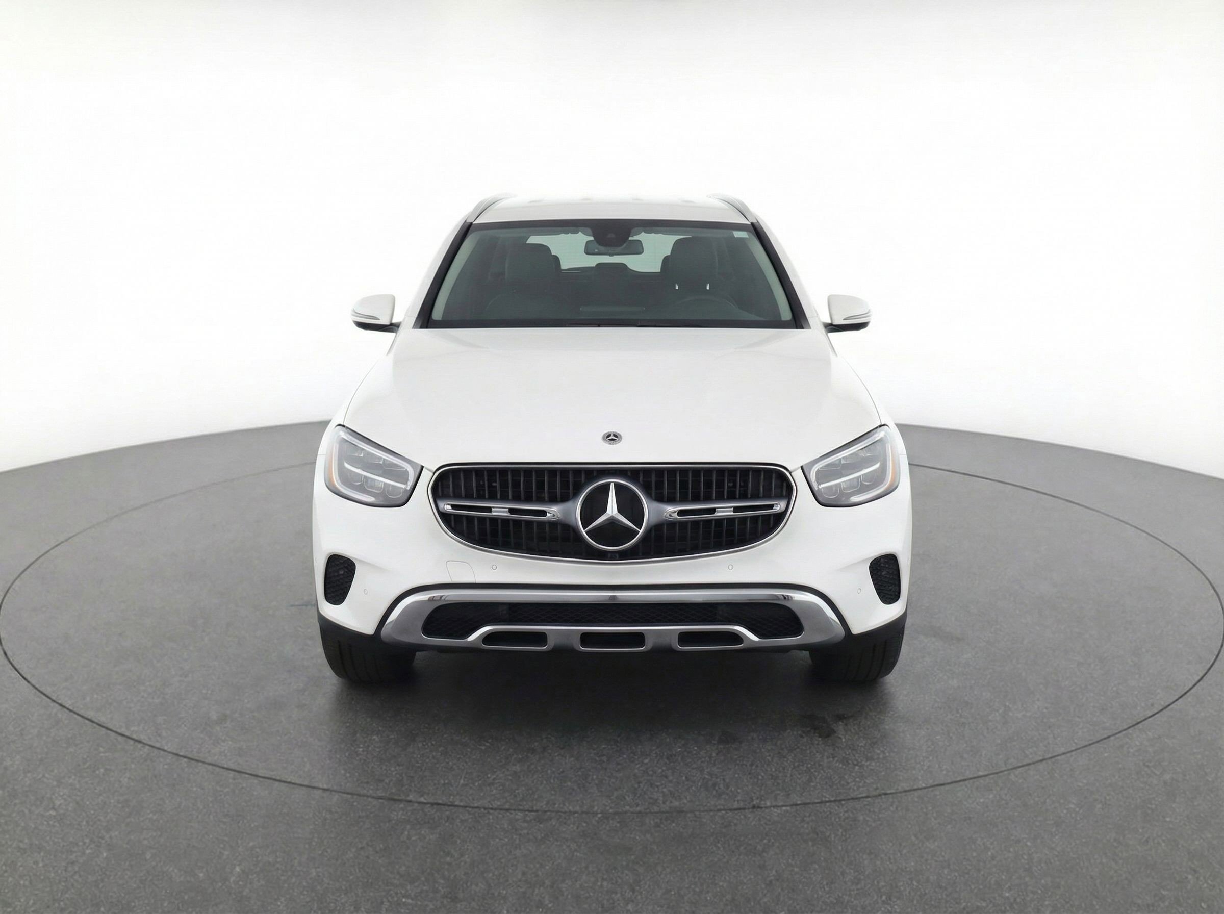 Used 2024 Mercedes-Benz GLC 300 4MATIC image 2