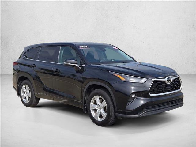 Used 2024 Toyota Highlander LE AWD/4WD image 3