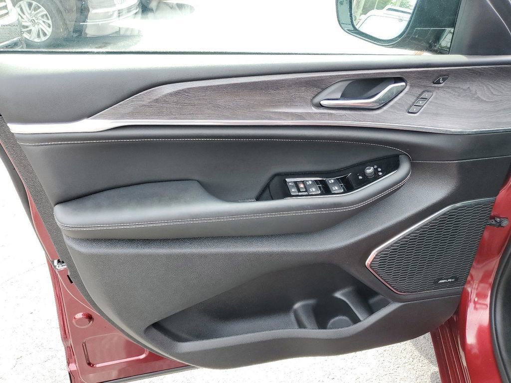 Used 2024 Jeep Grand Cherokee Overland w/ Luxury Tech Group IV AWD/4WD image 14