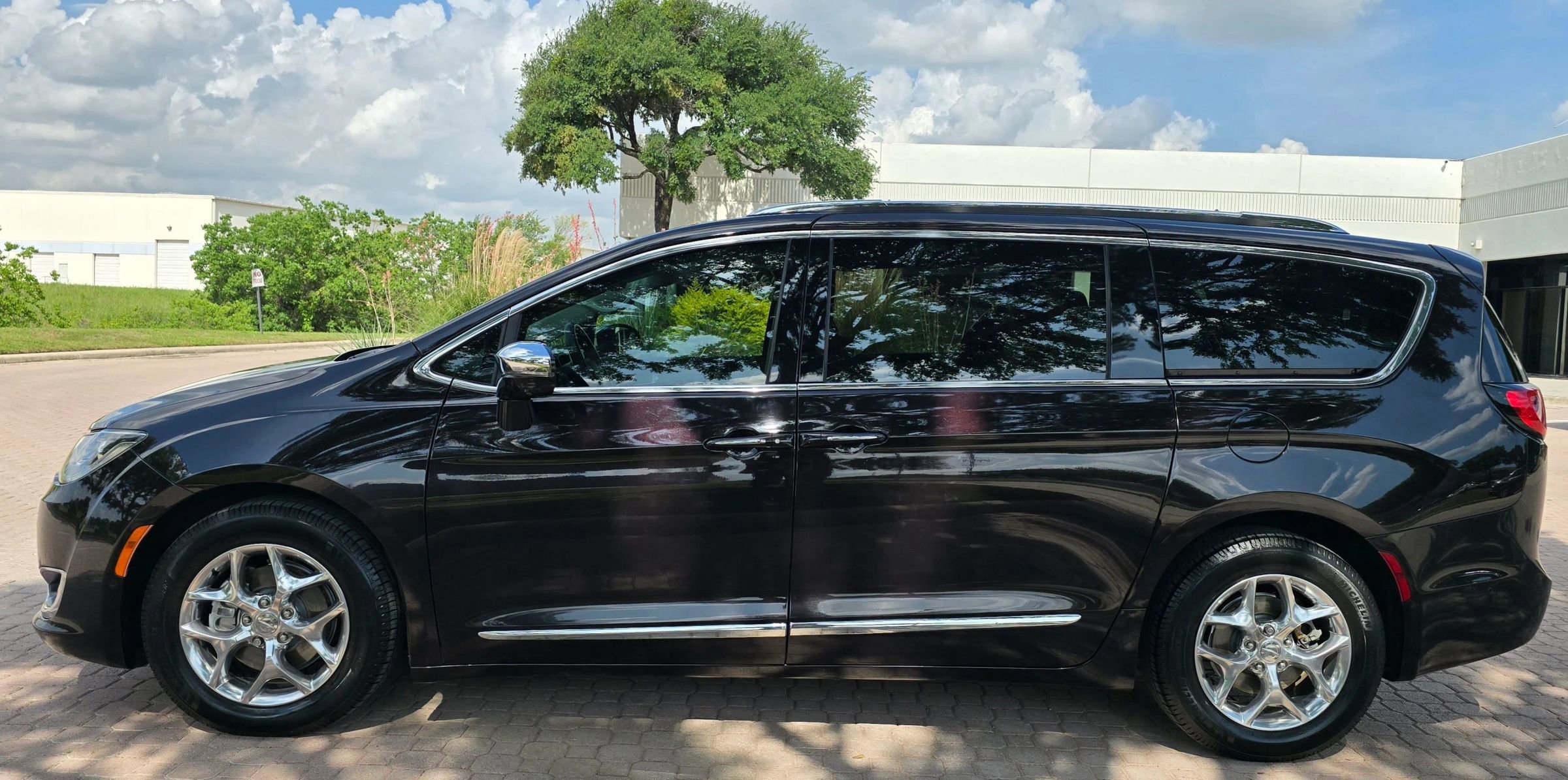 Used 2017 Chrysler Pacifica Limited FWD image 10