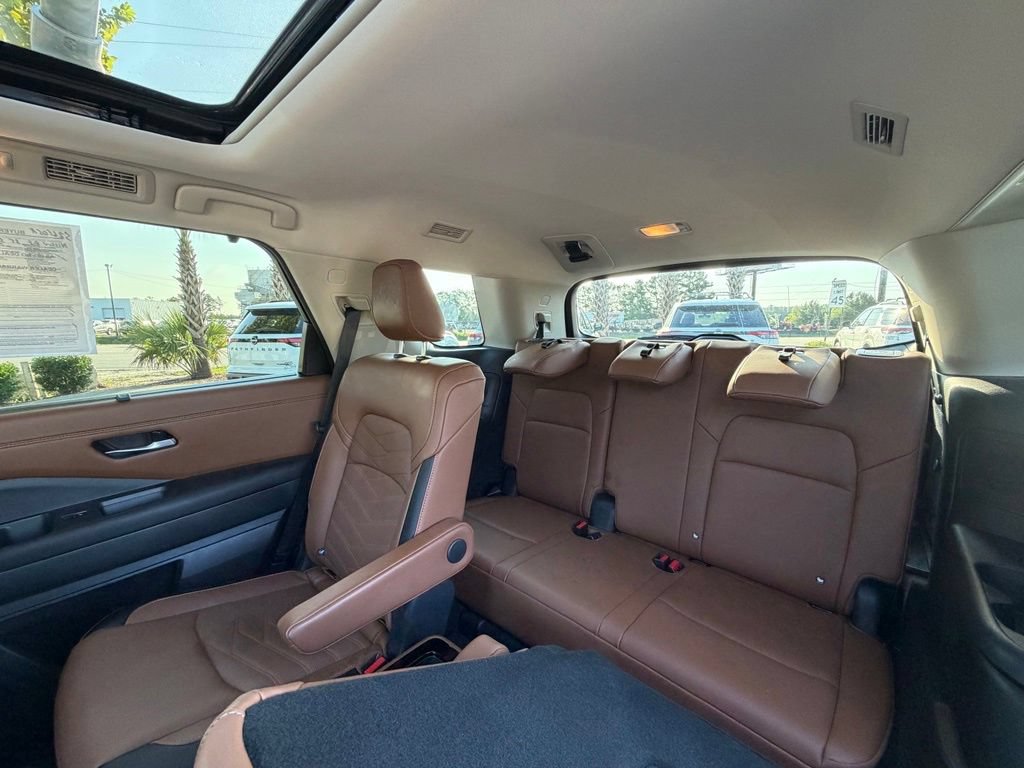 Certified 2025 Nissan Pathfinder Platinum FWD image 30