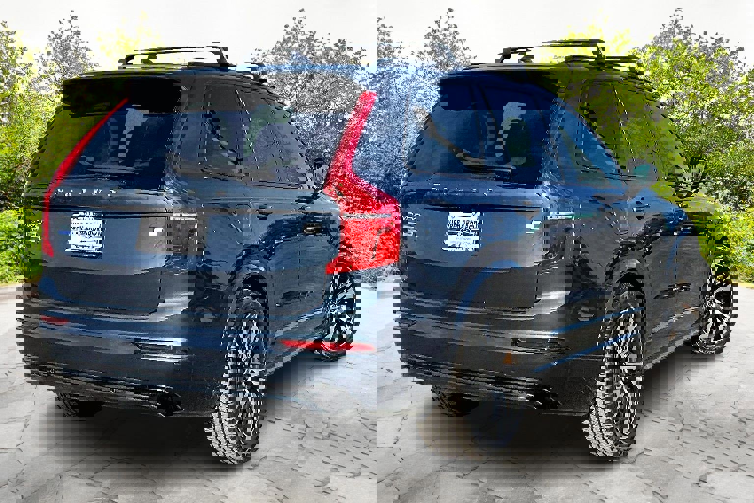 Used 2022 Volvo XC90 T8 R-Design w/ Advanced Package image 13