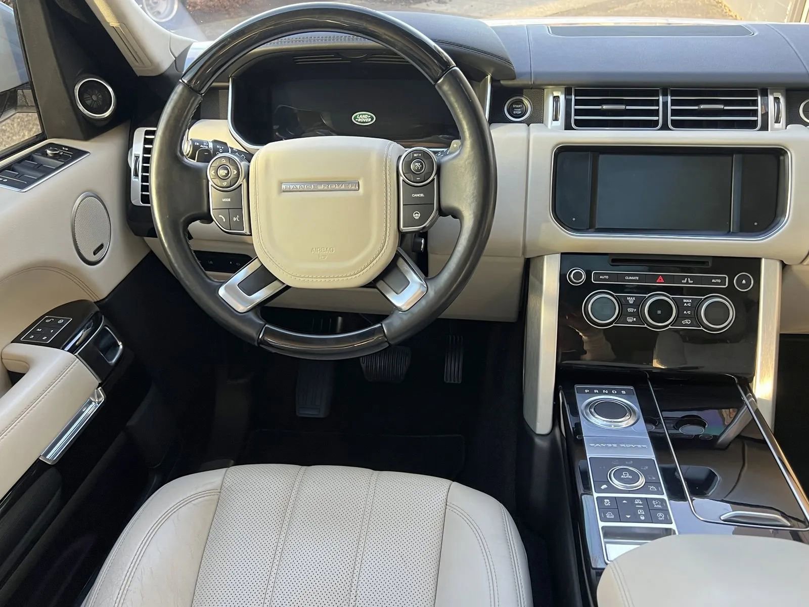 Used 2016 Land Rover Range Rover HSE image 14