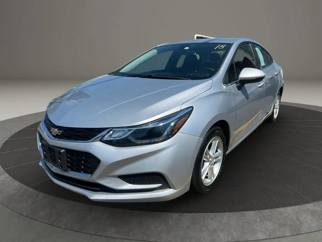 Used 2018 Chevrolet Cruze LT FWD image 1