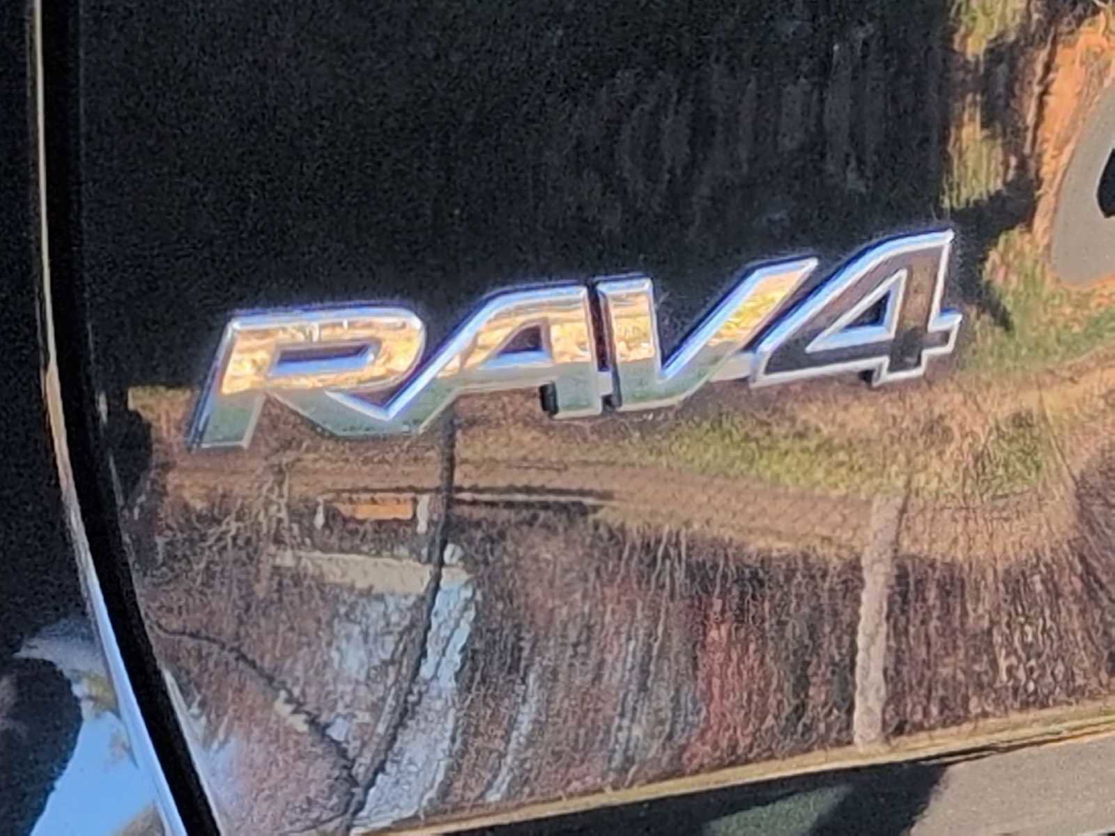 Used 2021 Toyota RAV4 LE image 12