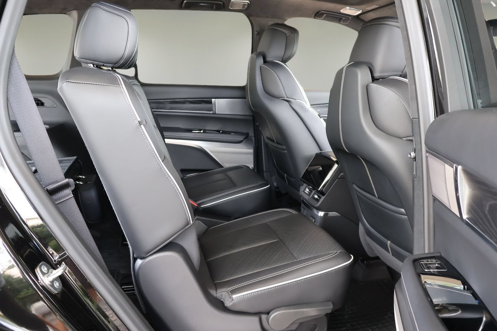 Certified 2026 Cadillac Vistiq Luxury w/ LPO, Floor Liner Package AWD/4WD image 19