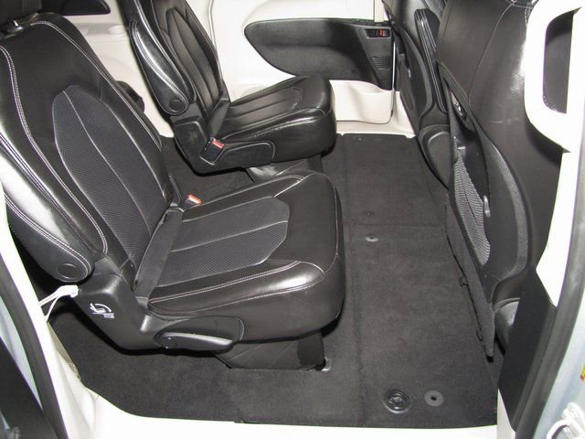 Used 2023 Chrysler Pacifica Touring-L image 15