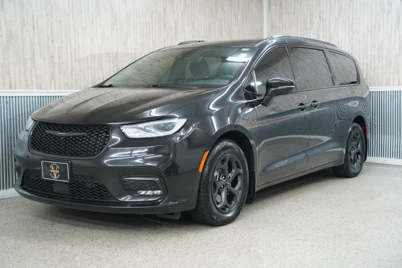 Used 2021 Chrysler Pacifica Touring-L w/ Uconnect Theater Family Group image 4