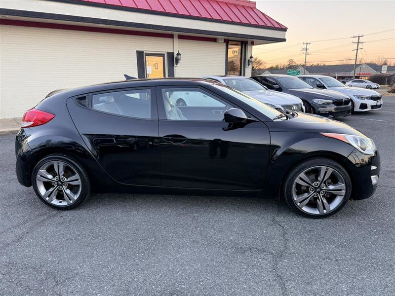 Used 2013 Hyundai Veloster w/ Style Pkg image 4