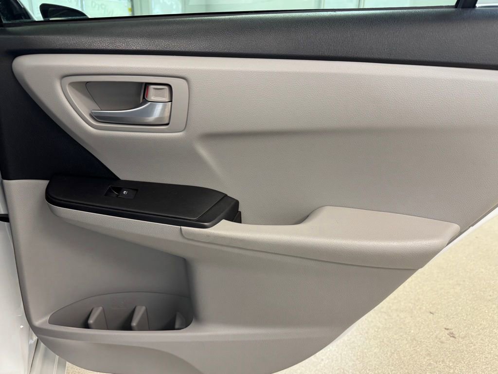 Used 2016 Toyota Camry SE FWD image 22