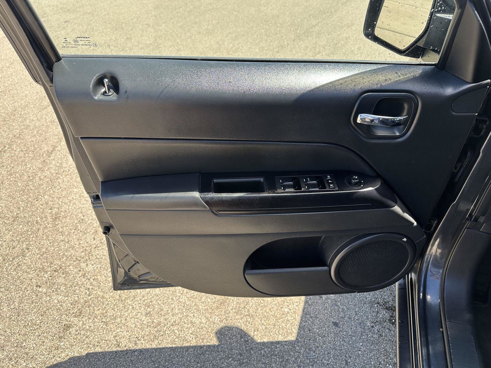 Used 2014 Jeep Patriot Latitude AWD/4WD image 19