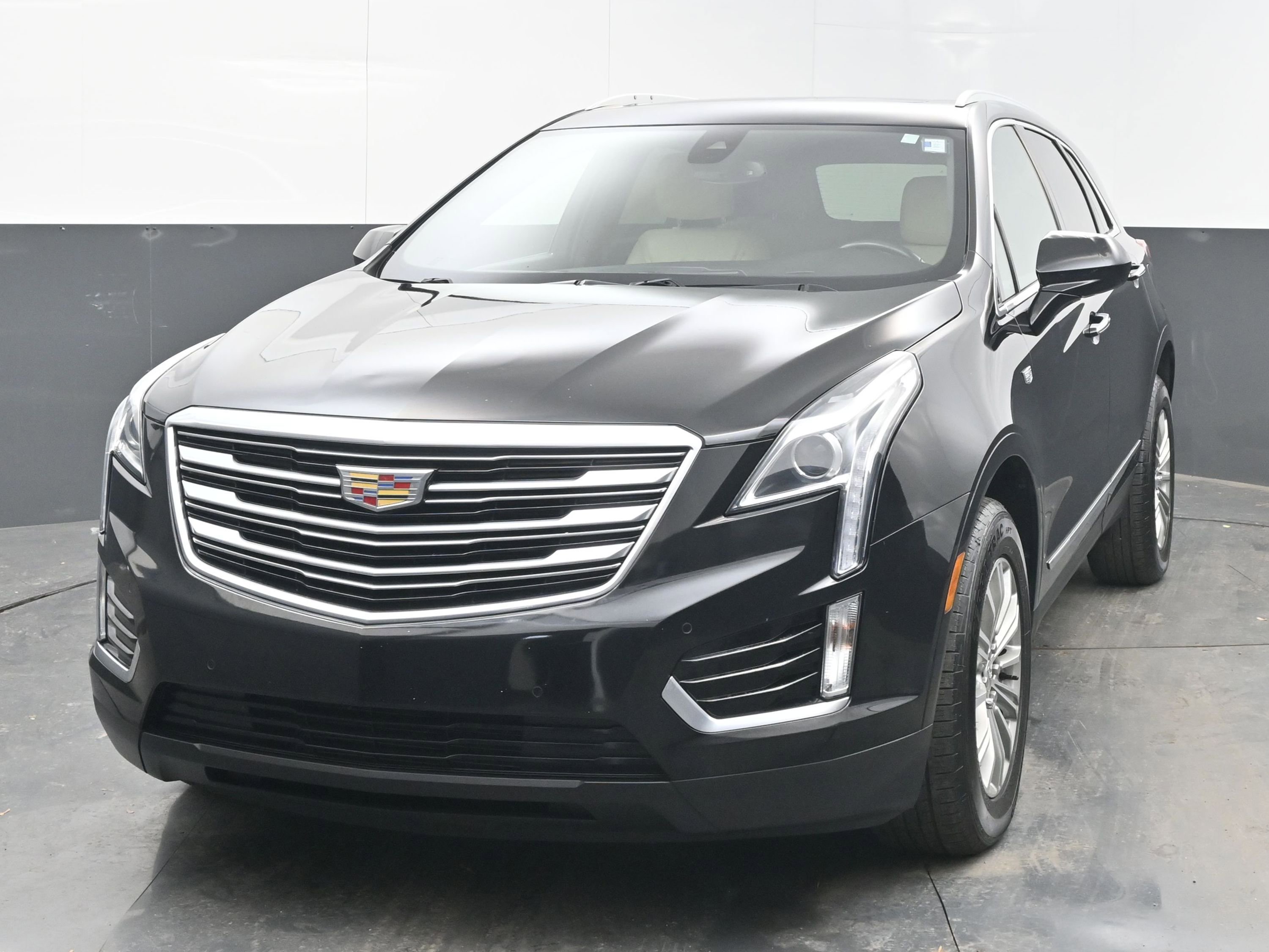 Used 2018 Cadillac XT5 Luxury w/ Driver Awareness Package image 3