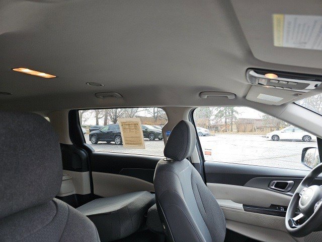 Used 2022 Kia Carnival LX image 13